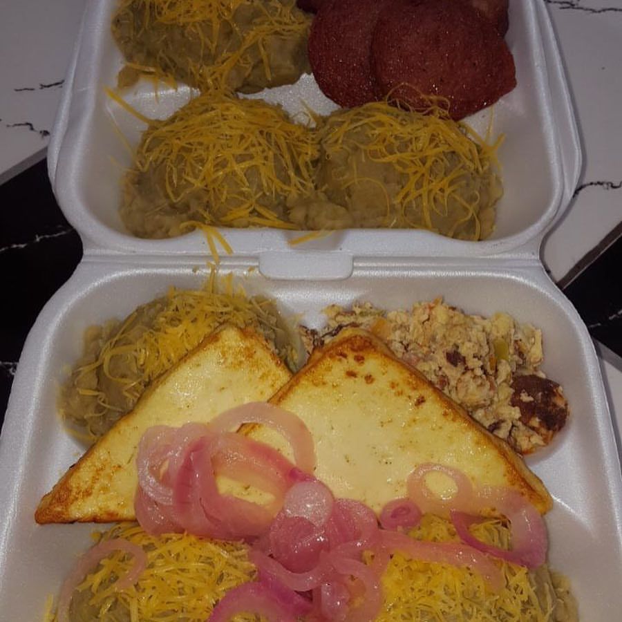 Fried chicken chunks with tostones and lime