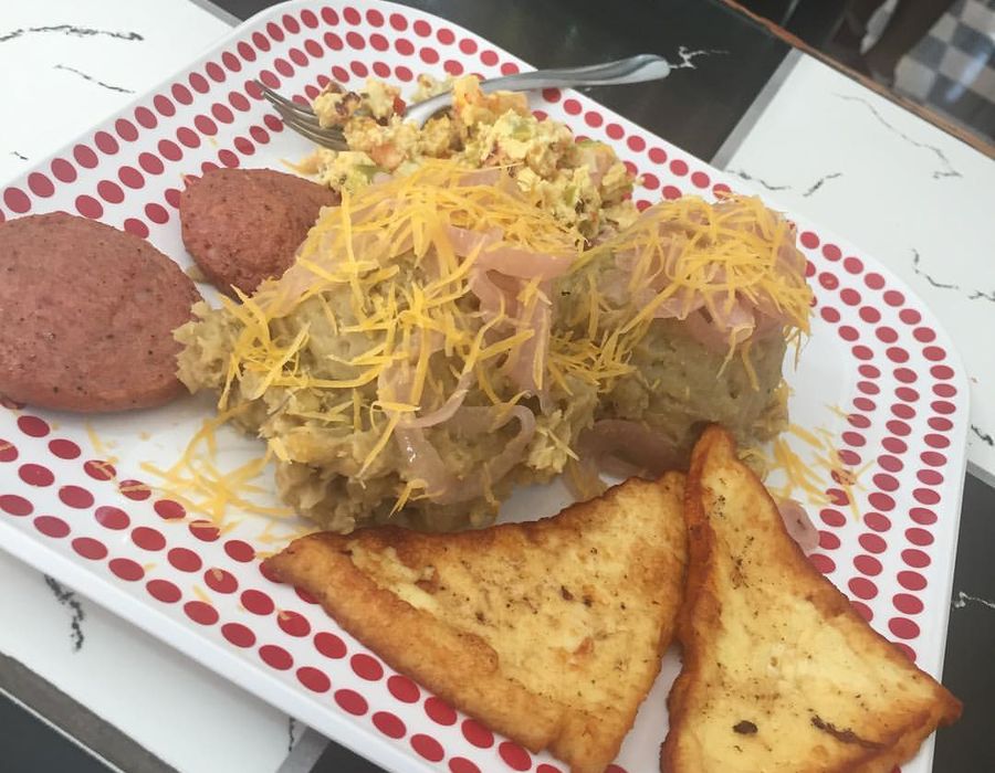 Mofongo plate with toast at Cafetería Serie 54